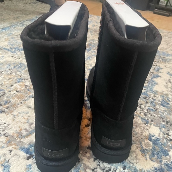 W Classic Short Stud II Uggs- new! - Picture 3 of 4